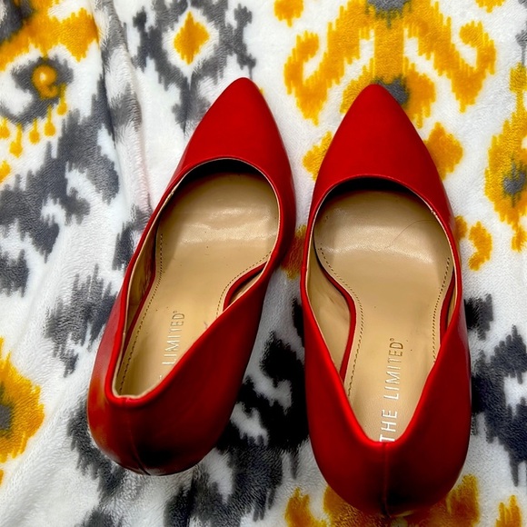 The limited high heel shoes red color size 9M - Picture 3 of 10